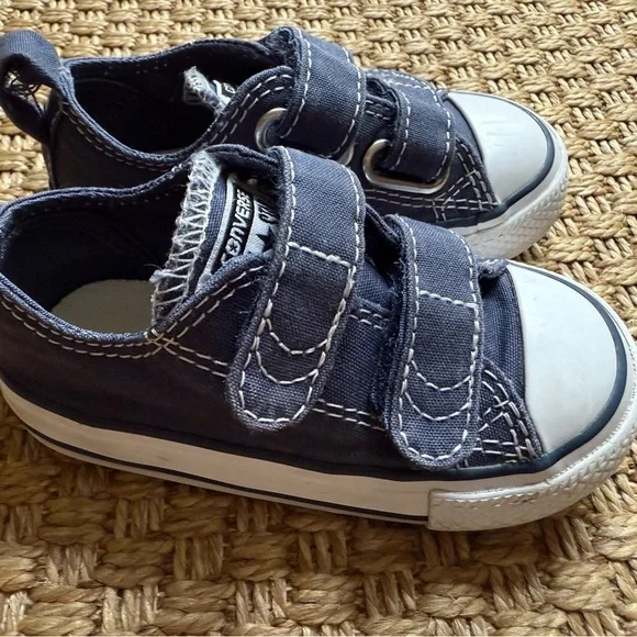 Converse Chuck Taylor All Star Velcro shoes, toddler size 5 - Picture 2 of 6